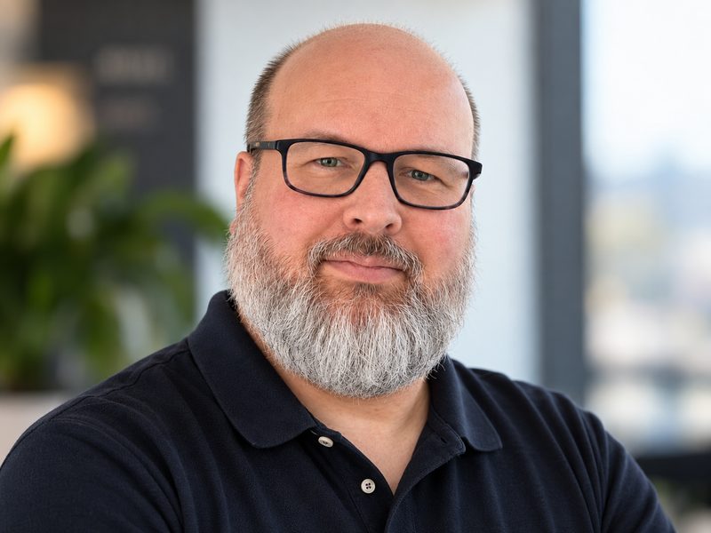 Dr. Sven Seiler &ndash; polo shirt, office